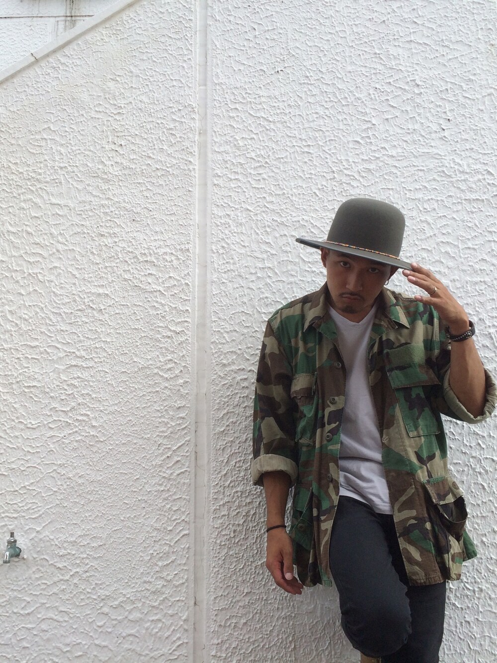 グレー系のハットを着用したメンズの夏コーディネートの1枚目の写真