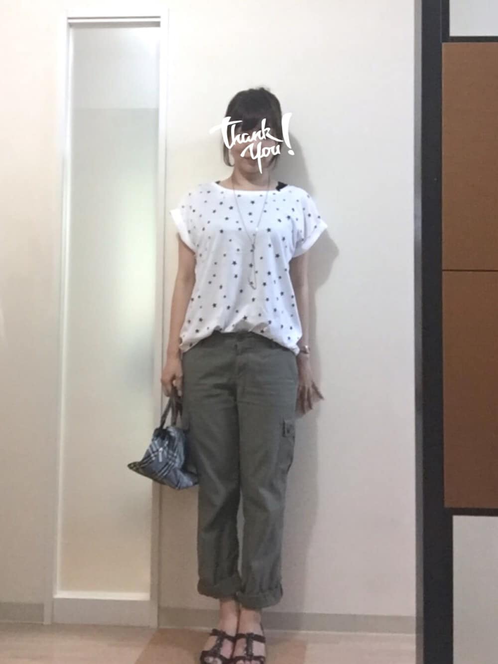 「大人カジュアル、パンツスタイル、オトナカジュアル、カーゴパンツ、白Tシャツ」｜「URBAN RESEARCHのUR 総柄スターTee（Tシャツ/カットソー、ホワイト系）」を使った、kikoさん（レディース・158cm）の夏コーディネートの1枚目の写真
