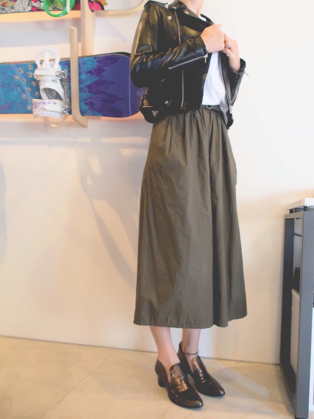 「パンプス、ライダースジャケット、寒いです、素足の部分だけ寒い、ガウチョパンツ、メダリオン、秋、まちがえた、秋コーデ、cava cava」｜「ZARAのＺＡＲＡの白Ｔ（Tシャツ/カットソー、ホワイト系）」を使った、nakajimaさん（レディース・171cm）の秋コーディネートの1枚目の写真