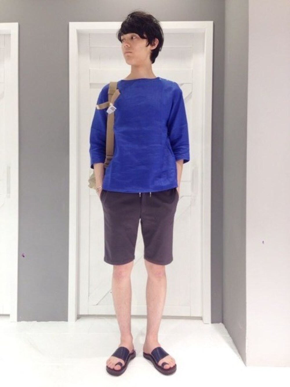 「ボートネック、 ショーツ、 レザーサンダル」｜「arikiriのスポーツショーツ（その他パンツ、ベージュ系）」を使った、second2さん（メンズ・182cm）の夏コーディネートの1枚目の写真