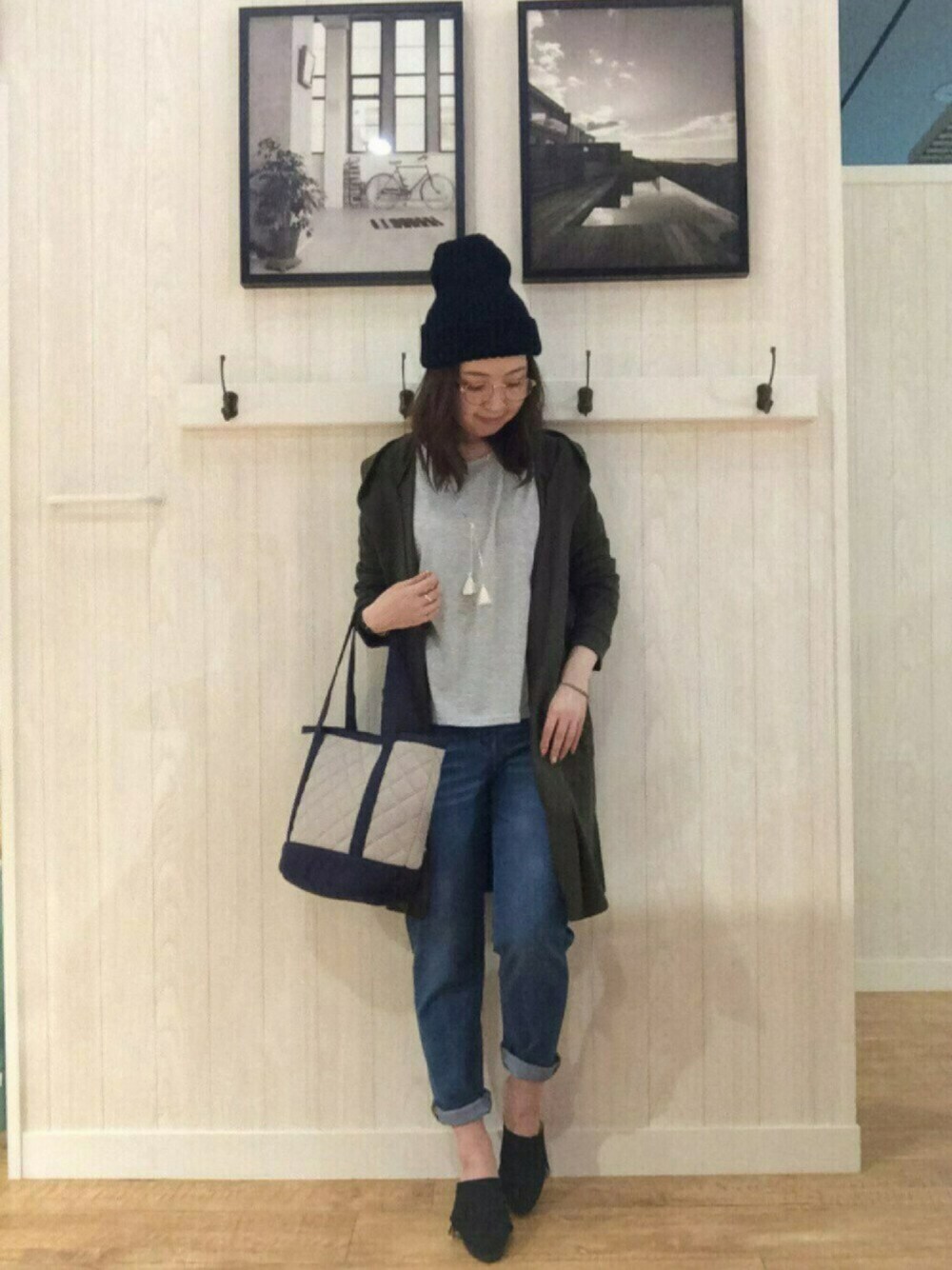グリーン系のカーディガン/ボレロ、グレー系のTシャツ/カットソー、グレー系のトートバッグを着用したレディースの秋コーディネートの1枚目の写真
