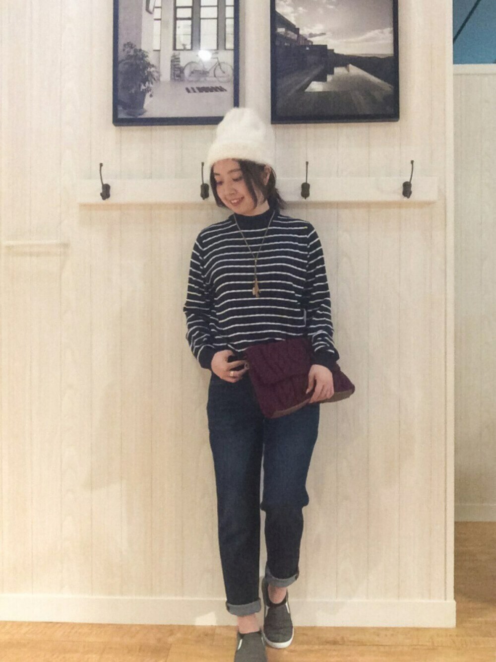 ブルー系のニット/セーター、ブルー系のデニムパンツ、グレー系のスニーカーを着用したレディースの秋コーディネートの1枚目の写真