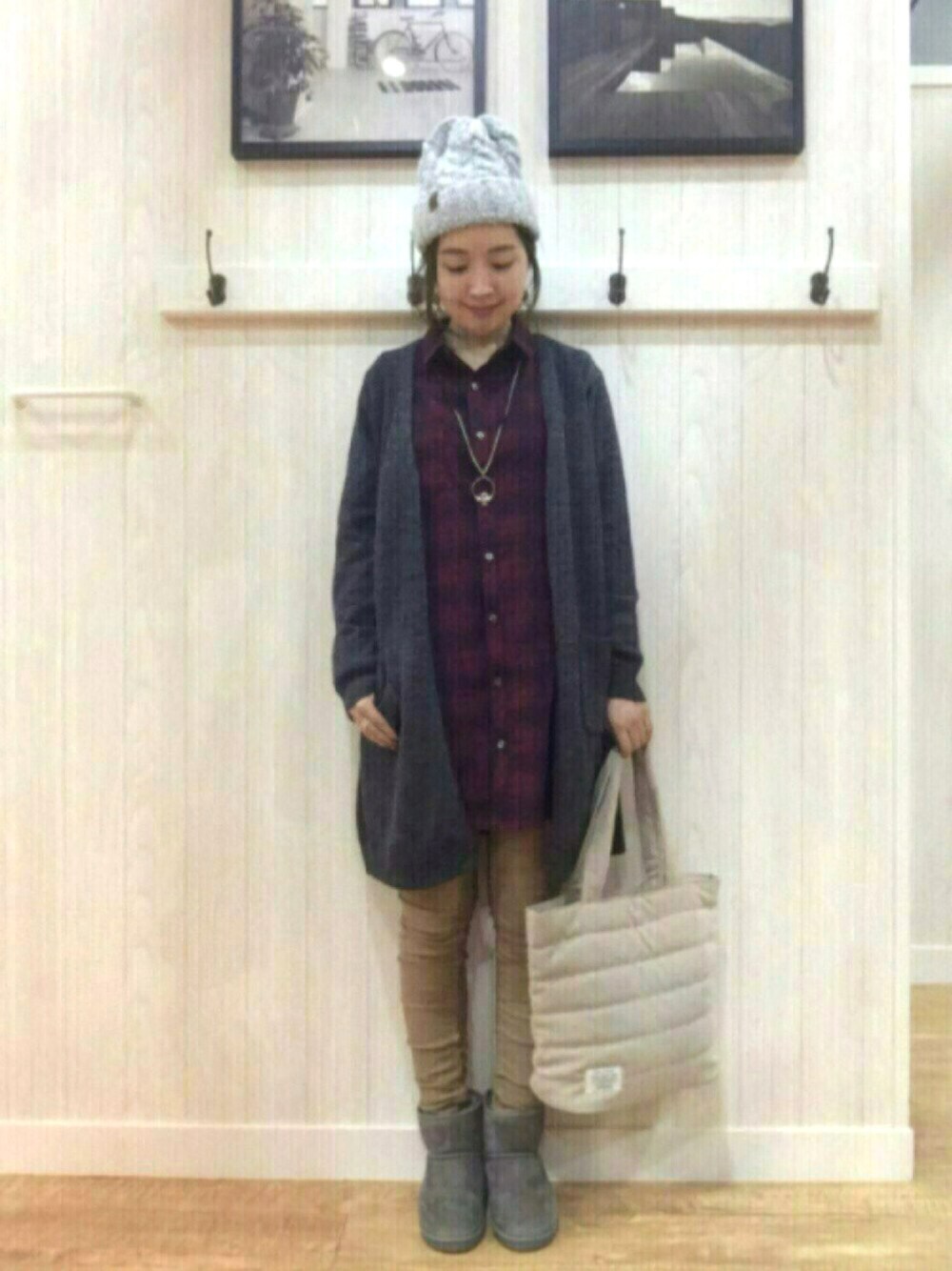 グレー系のカーディガン/ボレロ、レッド系のシャツ/ブラウス、ベージュ系のその他パンツを着用したレディースの秋コーディネートの1枚目の写真