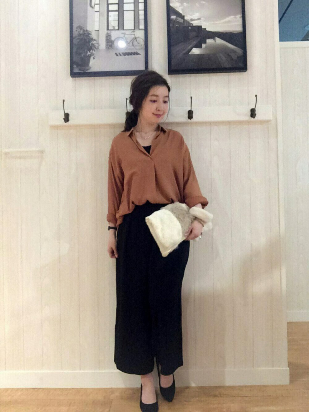 レッド系のシャツ/ブラウス、ブラック系のその他パンツ、ブラック系のパンプスを着用したレディースの秋コーディネートの1枚目の写真