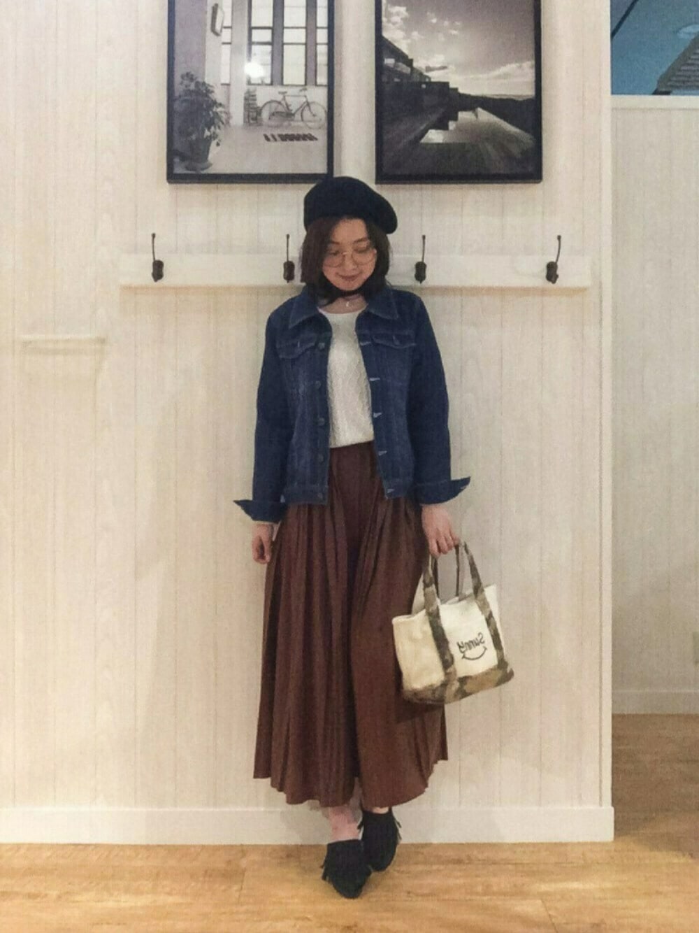 ブルー系のデニムジャケット、グリーン系のトートバッグ、ブラック系のサンダルを着用したレディースの秋コーディネートの1枚目の写真