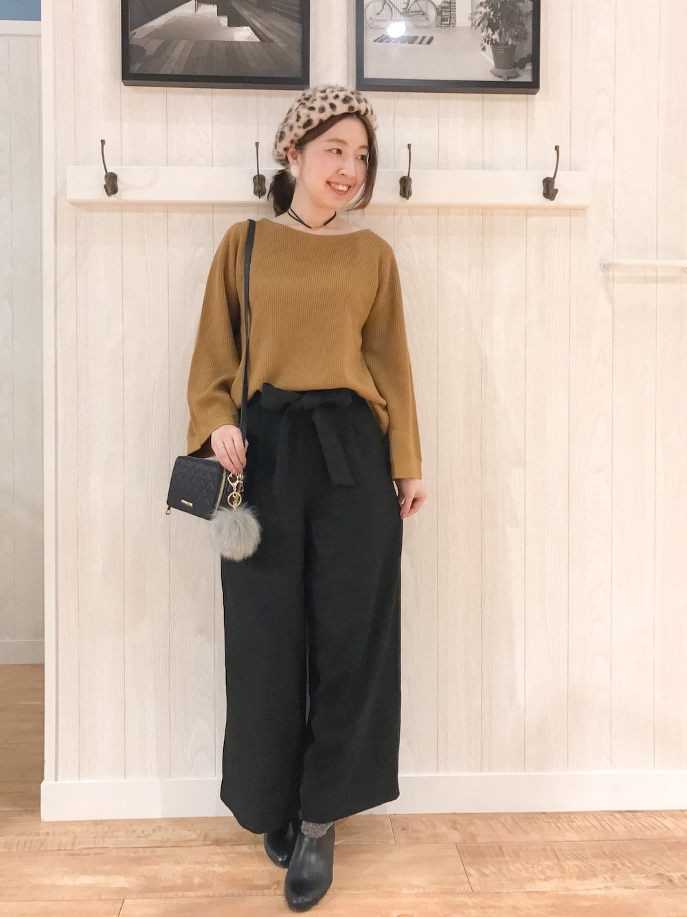 ブラウン系のニット/セーター、ブラック系のその他パンツ、ブラック系のブーツを着用したレディースの秋コーディネートの1枚目の写真