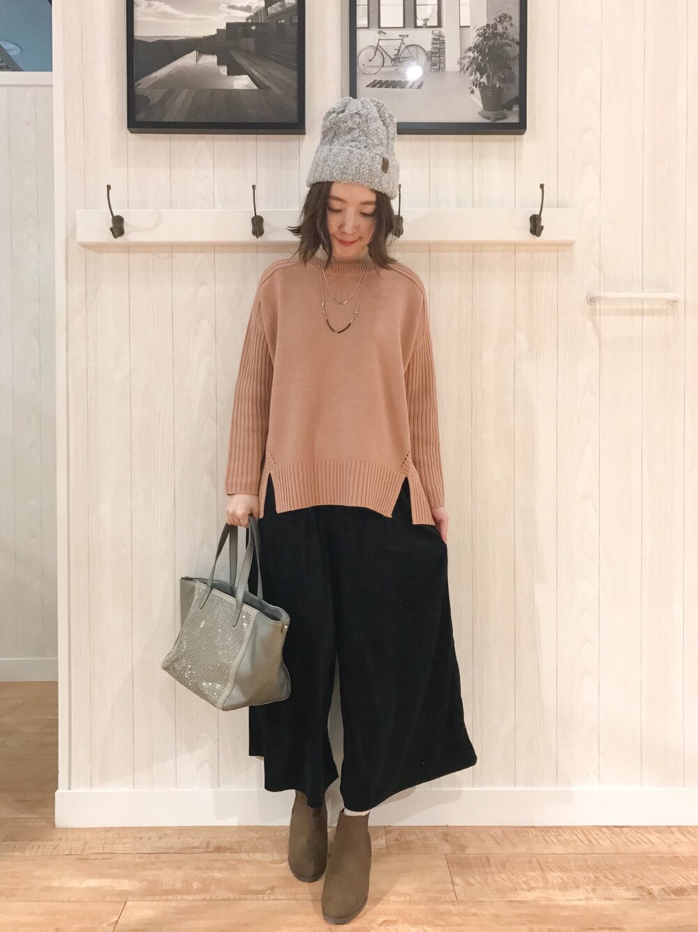 ピンク系のニット/セーター、ブラック系のその他パンツ、グレー系のトートバッグを着用したレディースの冬コーディネートの1枚目の写真