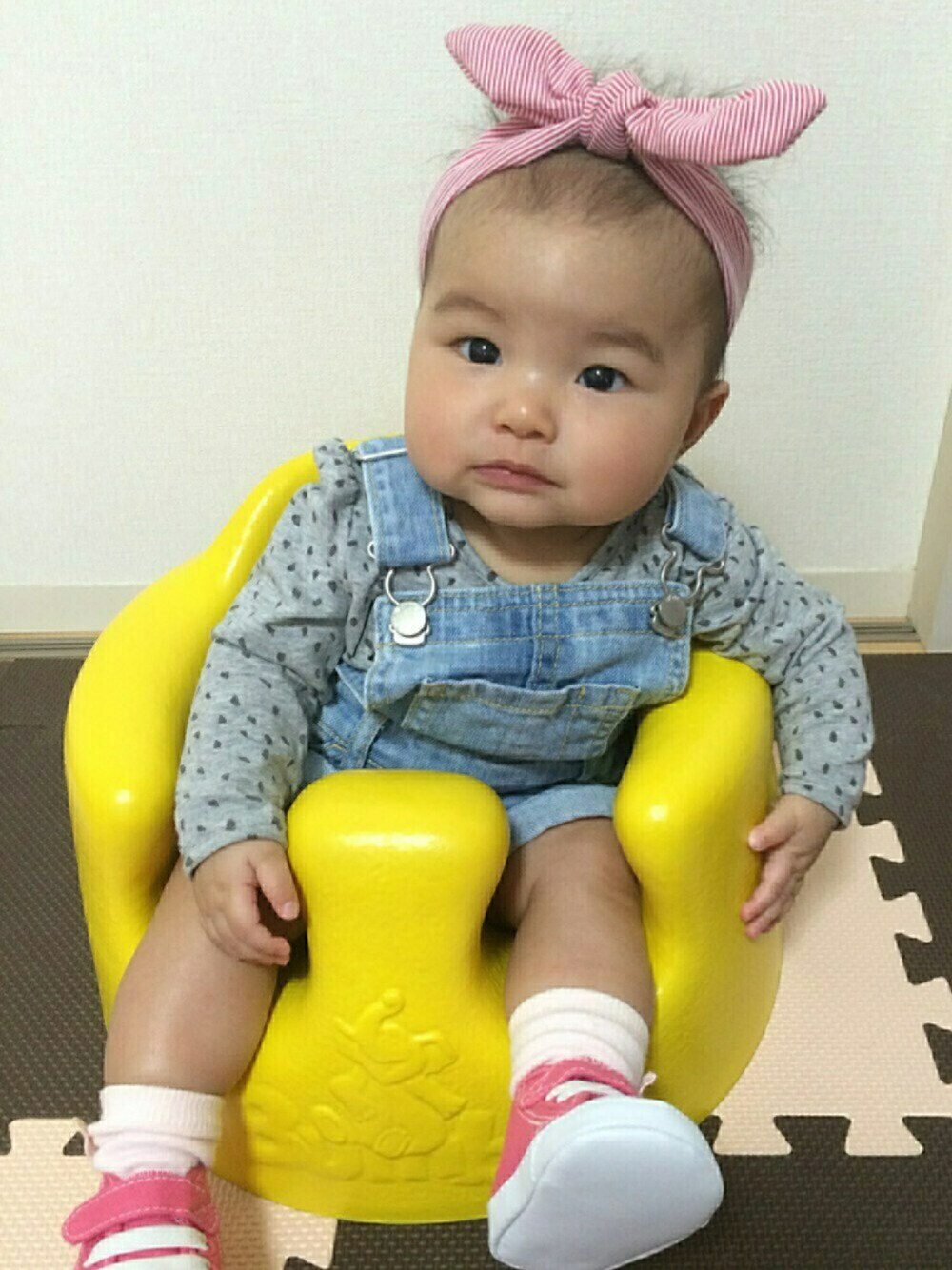 「女の子、baby、０歳、５ヶ月、ヘアバンド、ネコ、ピンクスニーカー、ヨーグルト、オーバーオール」｜「Handmadeの後ろにパパ❤️（ヘアバンド、ピンク系）」を使った、UTAさん（キッズ・60cm）の春コーディネートの1枚目の写真