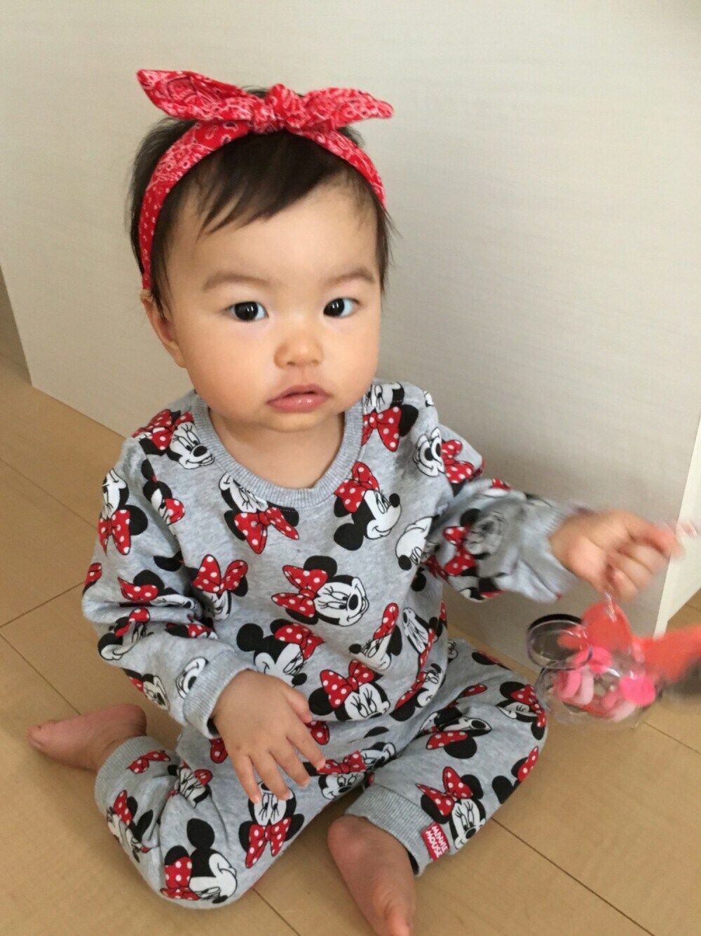 「女の子、11ヶ月、キッズコーデ、ミニー、パジャマ、ヘアバンド、かぞくのアトリエ」｜「Handmadeの寝起き〜👻（ヘアバンド、レッド系）」を使った、UTAさん（キッズ・70cm）の秋コーディネートの1枚目の写真