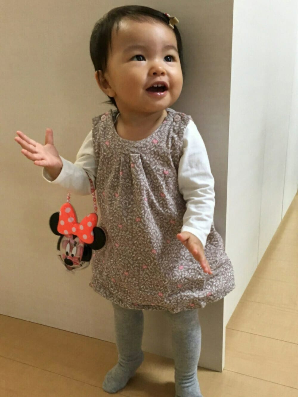 「女の子、11ヶ月、キッズコーデ、秋のコーデ、コーデュロイ、タイツ、ミニーちゃん、ヘアクリップ、SODA!、バンドT」｜「Handmadeのアイテム（バレッタ/ヘアクリップ、レッド系）」を使った、UTAさん（キッズ・70cm）の秋コーディネートの1枚目の写真