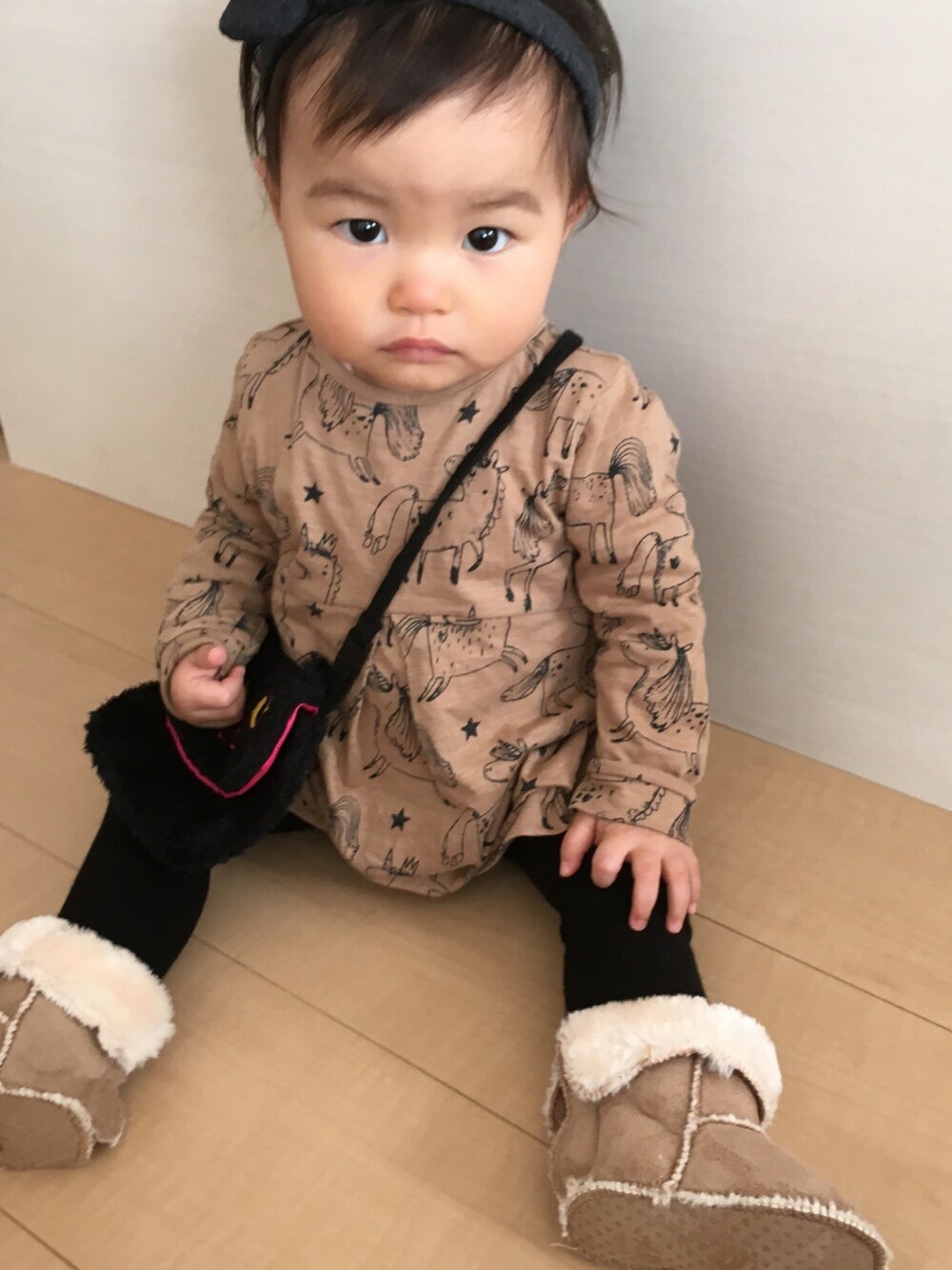 「女の子、11ヶ月、キッズコーデ、秋のコーデ、ヘアバンド、ネコ、ブーツ、文化の日、猫ポシェット」｜「Handmadeのパチパチ👏🏻（ヘアバンド、ブラック系）」を使った、UTAさん（キッズ・70cm）の秋コーディネートの1枚目の写真
