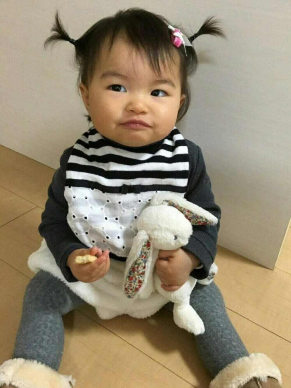 「女の子、1歳、お家コーデ、かぼちゃパンツ、ヘアクリップ、タイツ、初雪」｜「petit mainのアイテム（スタイ/よだれかけ、その他）」を使った、UTAさん（キッズ・70cm）の秋コーディネートの1枚目の写真