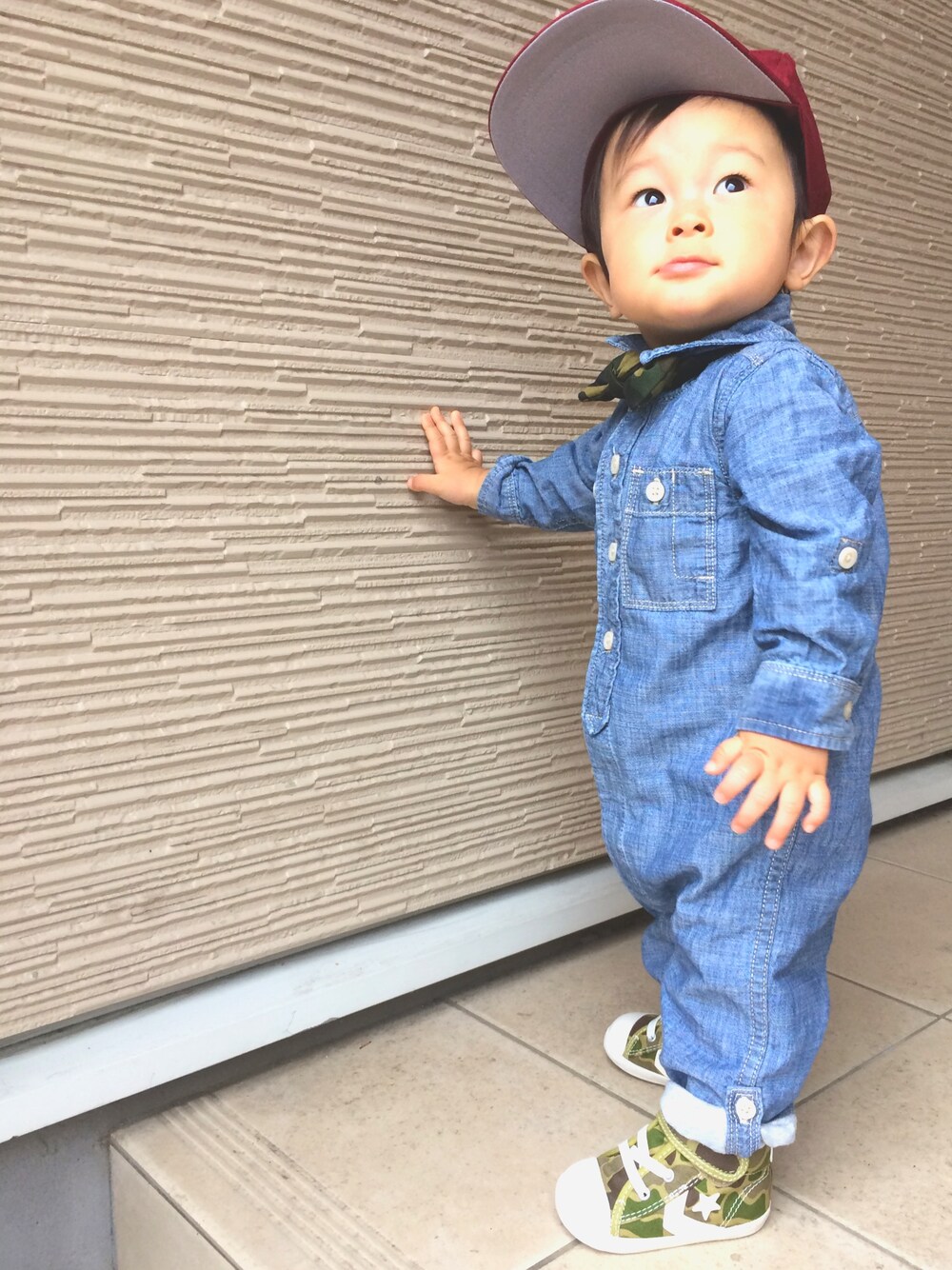 「シンプルコーデ、秋のコーデ、おとこのこ、オールインワン、蝶ネクタイ、カモフラ柄」｜「babyGAPのアイテム（つなぎ/オールインワン、ブルー系）」を使った、IORI☺︎さん（キッズ・70cm）の秋コーディネートの1枚目の写真