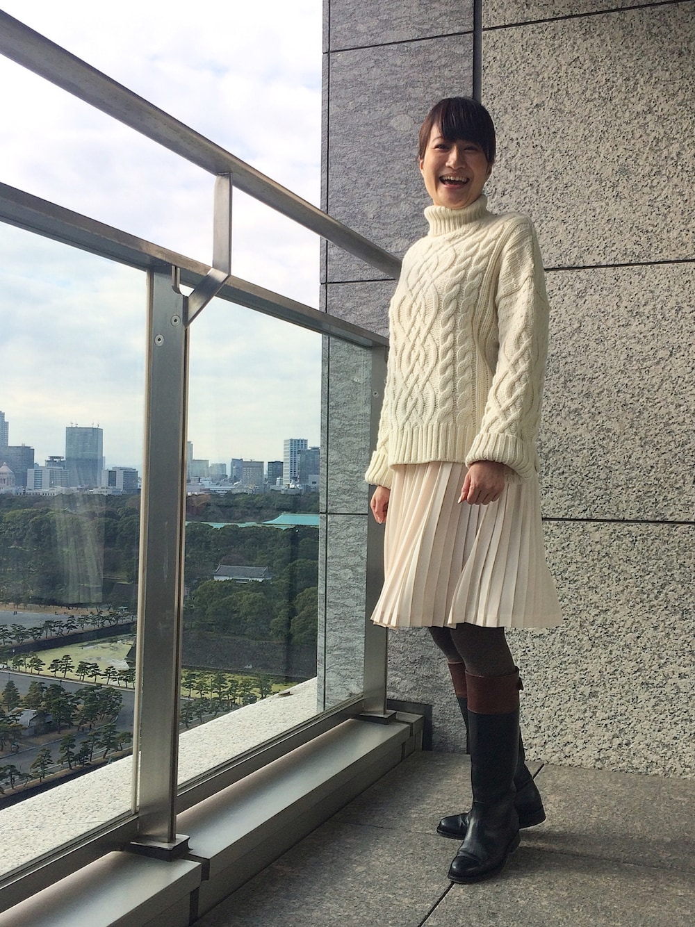 「シンプル、セーター、冬、ブーツ、きれいめカジュアル、プリーツスカート、アランニット」｜「Traditional WeatherwearのTRADITIONAL WEATHERWEAR / バルキー アランニットケーブル編み（ニット/セーター、ホワイト系）」を使った、lilyさん（レディース・160cm）の冬コーディネートの1枚目の写真