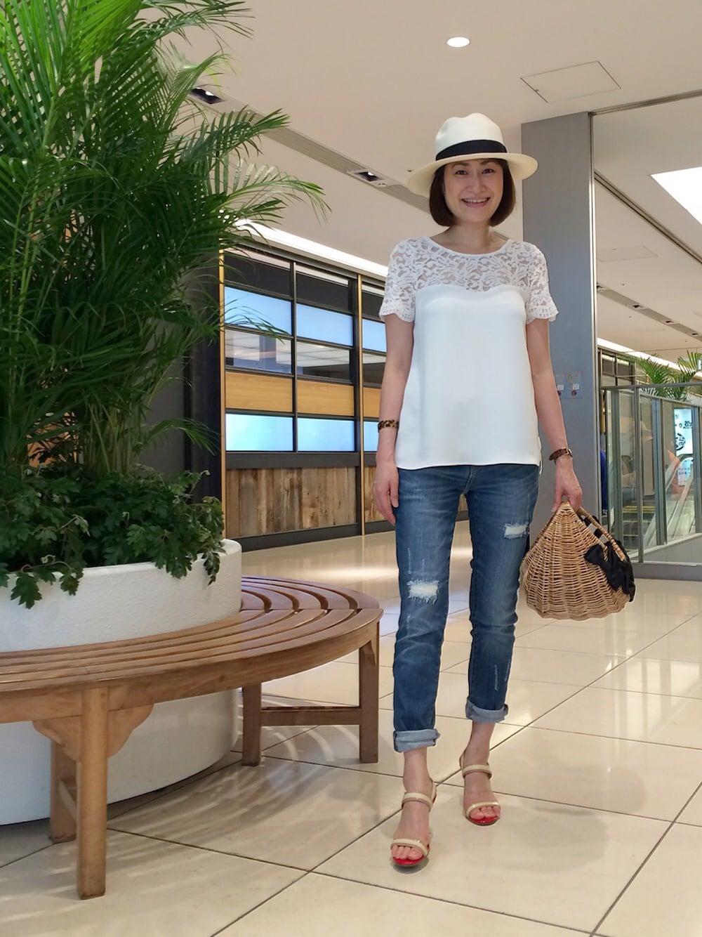 「オトナカジュアル、レース、カジュアル、デニム、夏、かごバッグ、ハット、ZARA」｜「ZARAのアイテム（シャツ/ブラウス、ホワイト系）」を使った、lilyさん（レディース・160cm）の夏コーディネートの1枚目の写真
