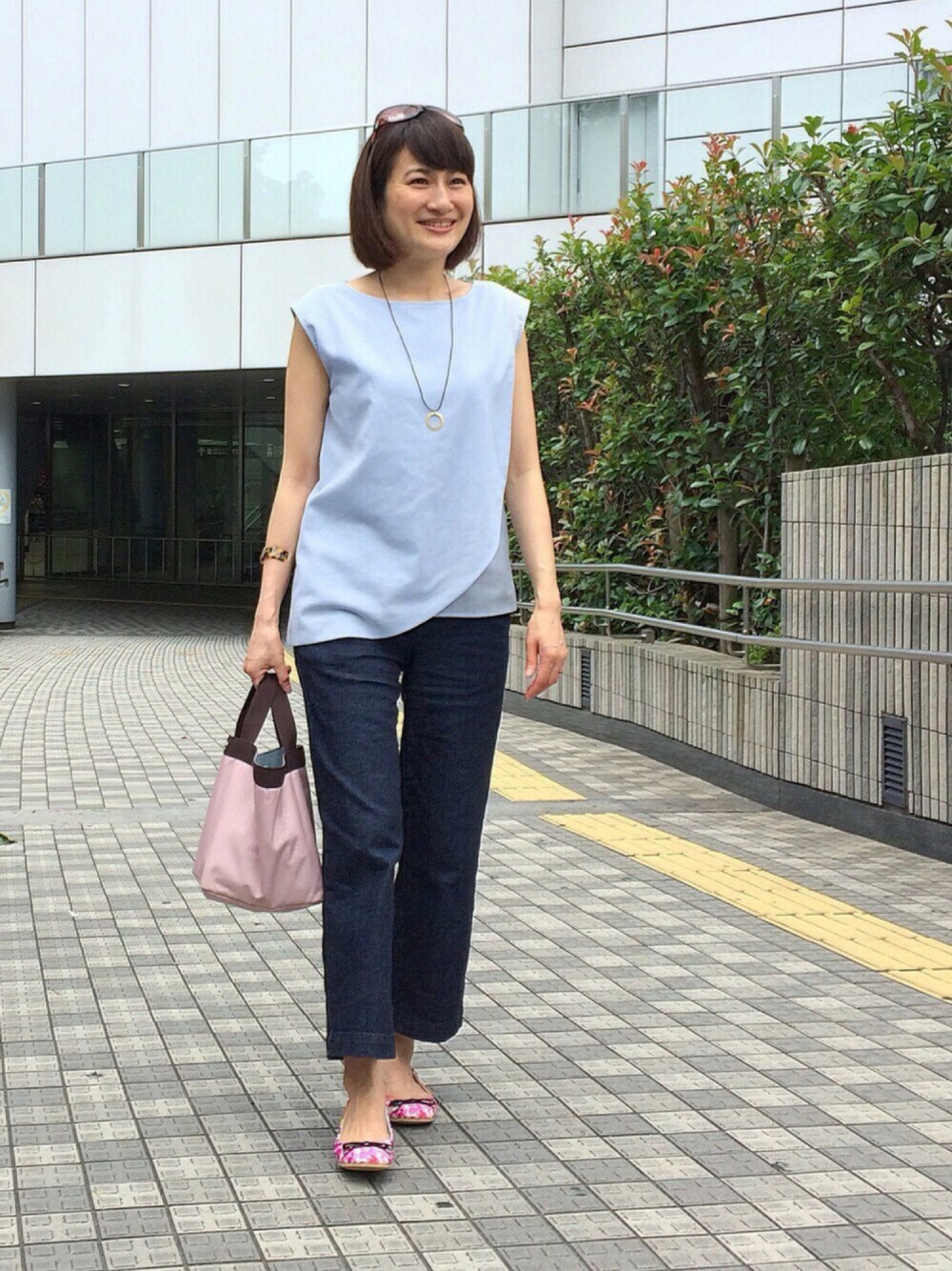 「シンプルコーデ、ノースリーブ、トートバッグ、大人カジュアル、パンツスタイル」｜「nitcaのスラブリネン　重ねラウンドBL（シャツ/ブラウス、ブルー系）」を使った、lilyさん（レディース・160cm）の夏コーディネートの1枚目の写真