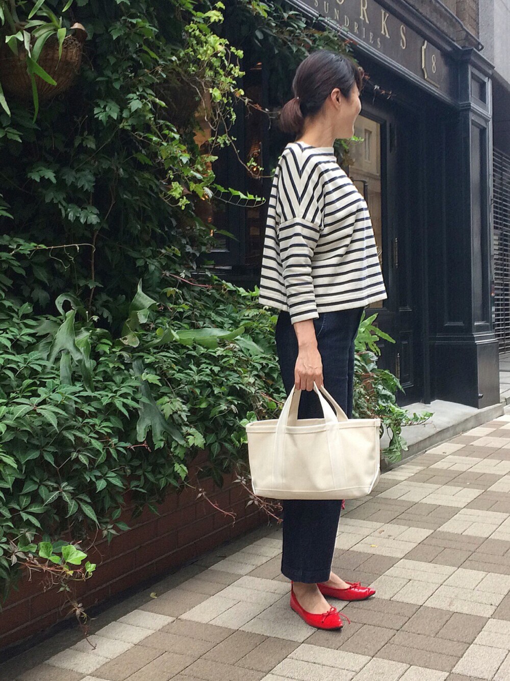 「大人カジュアル、雨の日コーデ、denim、シンプル、ボーダー、トートバッグ、無印良品、休日スタイル」｜「Traditional Weatherwearのビッグマリン ボートネック シャツ（Tシャツ/カットソー、ホワイト系）」を使った、lilyさん（レディース・160cm）の秋コーディネートの1枚目の写真