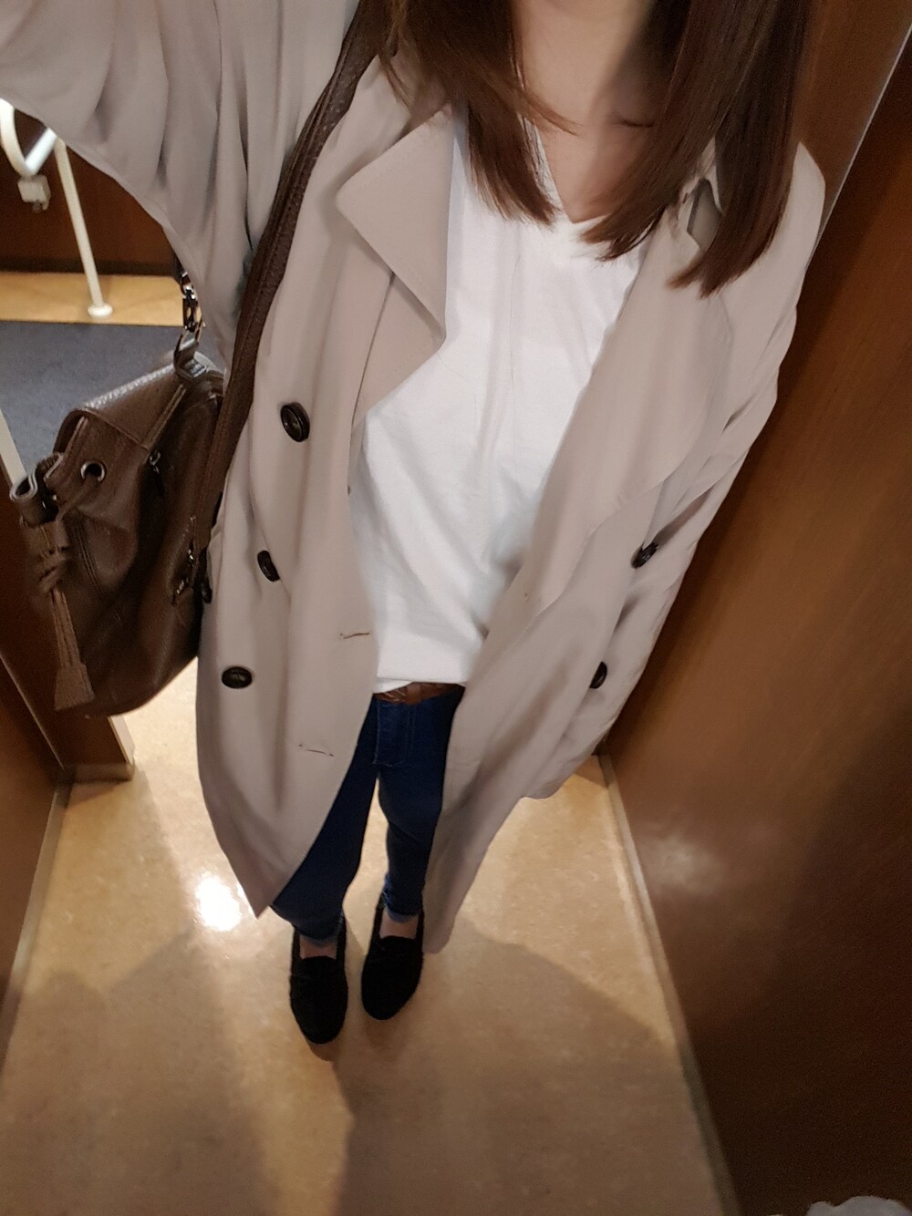 「綺麗め、トレンチコート、冬服、冬コーデ、寒すぎ、お買い物、JEANASiS、moussy、モカシンシューズ、イーザッカマニアストアーズ」｜「LOWRYS FARMのUSAコットンVネックロングスリーブ　705749（Tシャツ/カットソー、ホワイト系）」を使った、963さん（レディース・163cm）の秋コーディネートの1枚目の写真