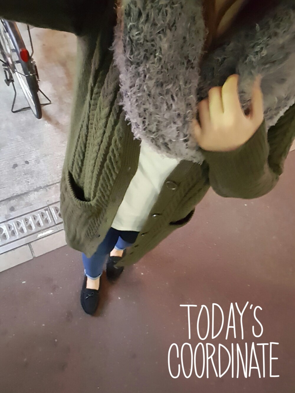 「スヌード、ロングカーディガン、カーキ、Vネック、スキニー、モカシンシューズ、モカシン、冬コーデ、冬服、LOWRYS FARM」｜「LEPSIMのミックスボアスヌード　549803（ストール/ショール、グレー系）」を使った、963さん（レディース・163cm）の秋コーディネートの1枚目の写真