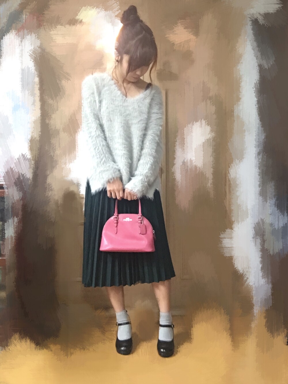 「秋コーデ、大人カジュアル、シンプルコーデ、ゆるコーデ、グレー、KBF、GU、COACH、ゆるふわ」｜「KBFの【WEB限定】KBF　フェザークルーニット（ニット/セーター、グレー系）」を使った、SAKiさん（レディース・158cm）の秋コーディネートの1枚目の写真