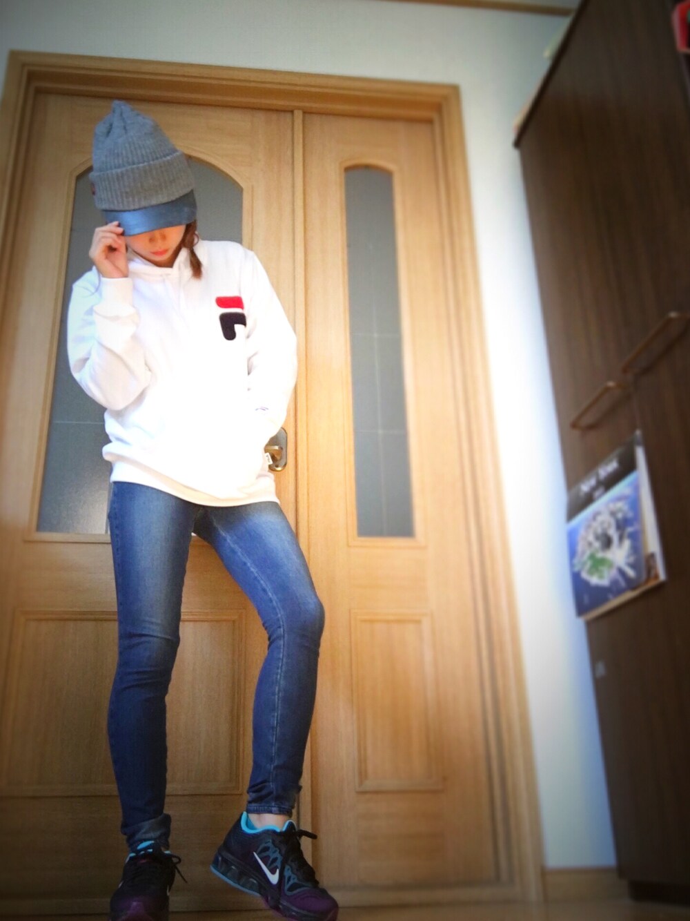「秋コーデ、秋、大人カジュアル、outfit、デニム、パーカー、ゆるコーデ、スニーカー、airmax、ootd」｜「FILAの【FILA】グラフィックパーカー（パーカー、ホワイト系）」を使った、SAKiさん（レディース・158cm）の秋コーディネートの1枚目の写真