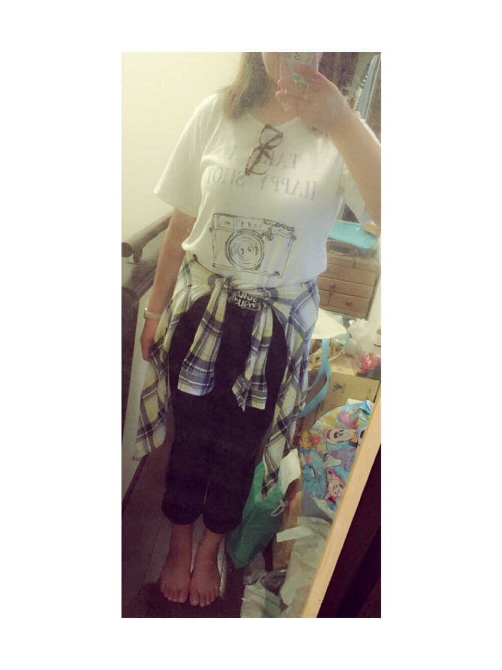 「Tシャツ、パンツ、カジュアル、腰巻きスタイル、ショルダーバッグ、Tシャツ×デニム、シンプル、チェックシャツ」｜「Re-jのアイテム（シャツ/ブラウス、イエロー系）」を使った、まんぼー｡さん（レディース・172cm）の夏コーディネートの1枚目の写真