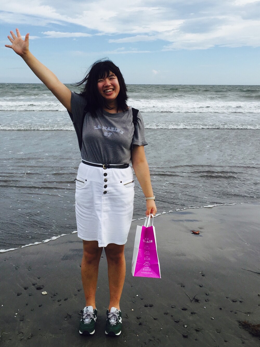「鎌倉、由比ヶ浜、タイトスカート、デニムスカート、スニーカー、Tシャツ、リュック」｜「Re-jのアイテム（バックパック/リュック、ブラック系）」を使った、まんぼー｡さん（レディース・172cm）の夏コーディネートの1枚目の写真