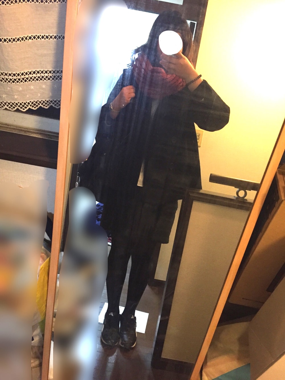 「リュック、黒リュック、モノトーン、スヌード、スニーカー、スニーカーコーデ、カジュアル、黒スカート」｜「Reebokのアイテム（スニーカー、ブラック系）」を使った、まんぼー｡さん（レディース・172cm）の冬コーディネートの1枚目の写真