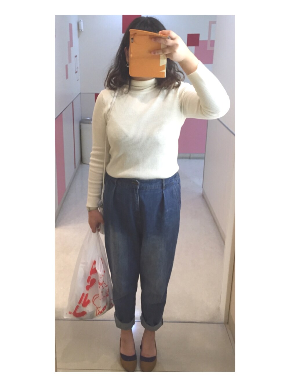 「シンプル、デニムパンツ、トップスイン、ニット、パンプス、きれいめカジュアル、プチプラ」｜「GUのアイテム（パンプス、ゴールド系）」を使った、まんぼー｡さん（レディース・172cm）の秋コーディネートの1枚目の写真