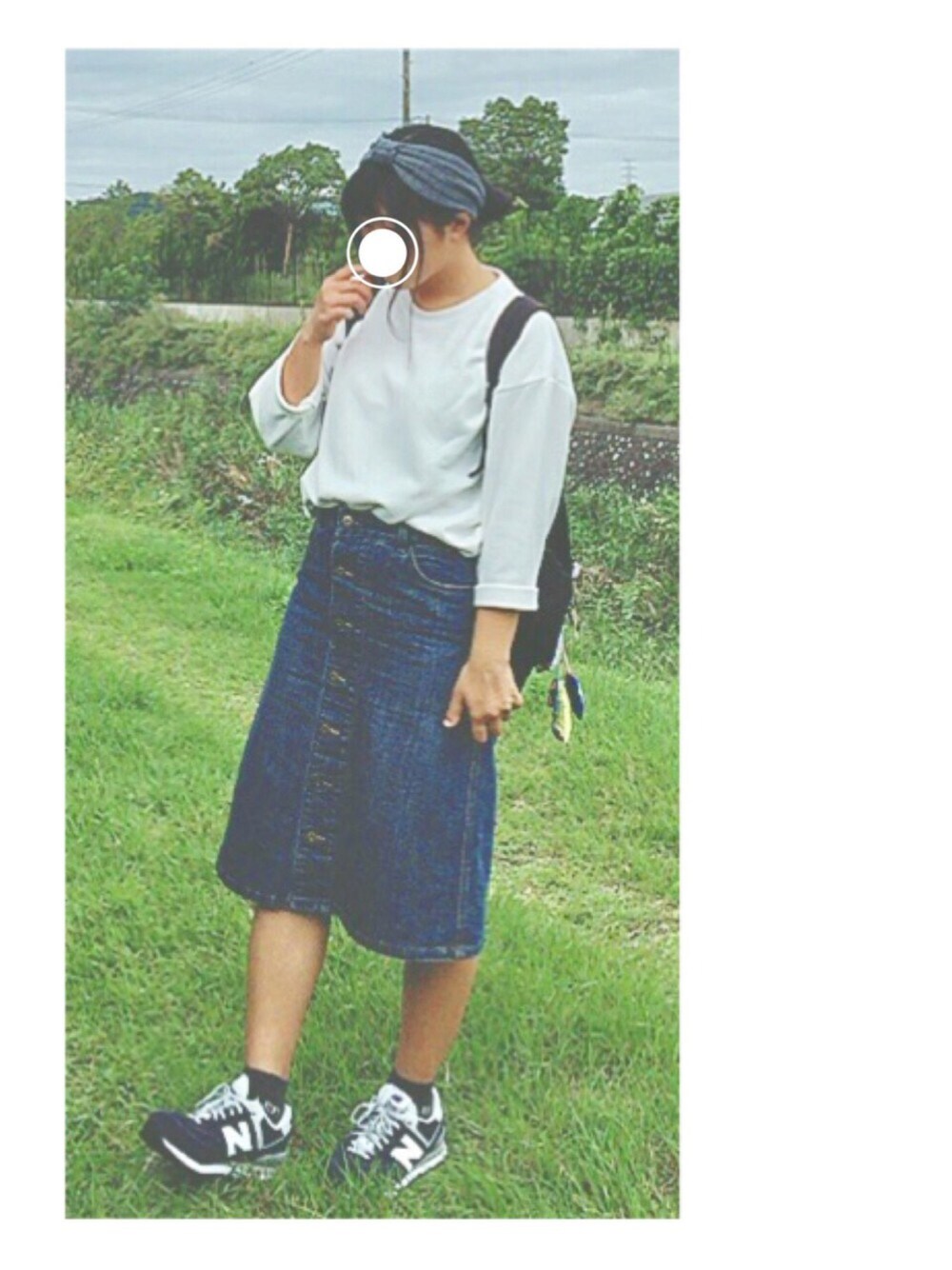 「秋コーデ、denim、デニムスカート、ゆるコーデ、シンプル、靴下×スニーカー、ニューバランス、ヘアバンド、白、リュック」｜「NEW BALANCEのML574（スニーカー、ブルー系）」を使った、kujira*○さん（レディース・155cm）の秋コーディネートの1枚目の写真