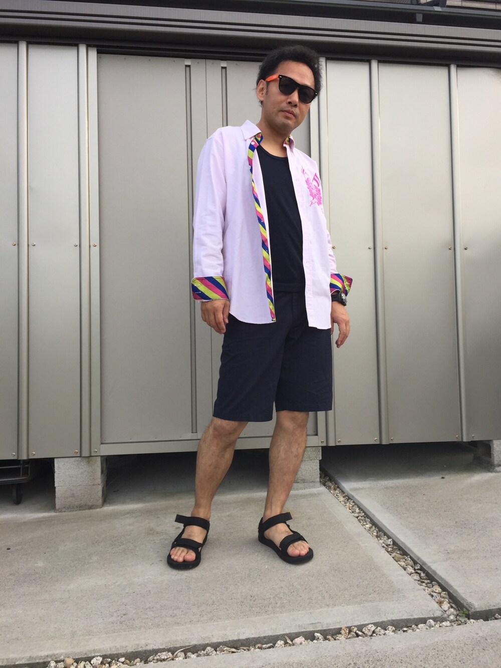 ピンク系のシャツ/ブラウス、ブルー系のタンクトップ、ブルー系のその他パンツを着用したメンズの夏コーディネートの1枚目の写真