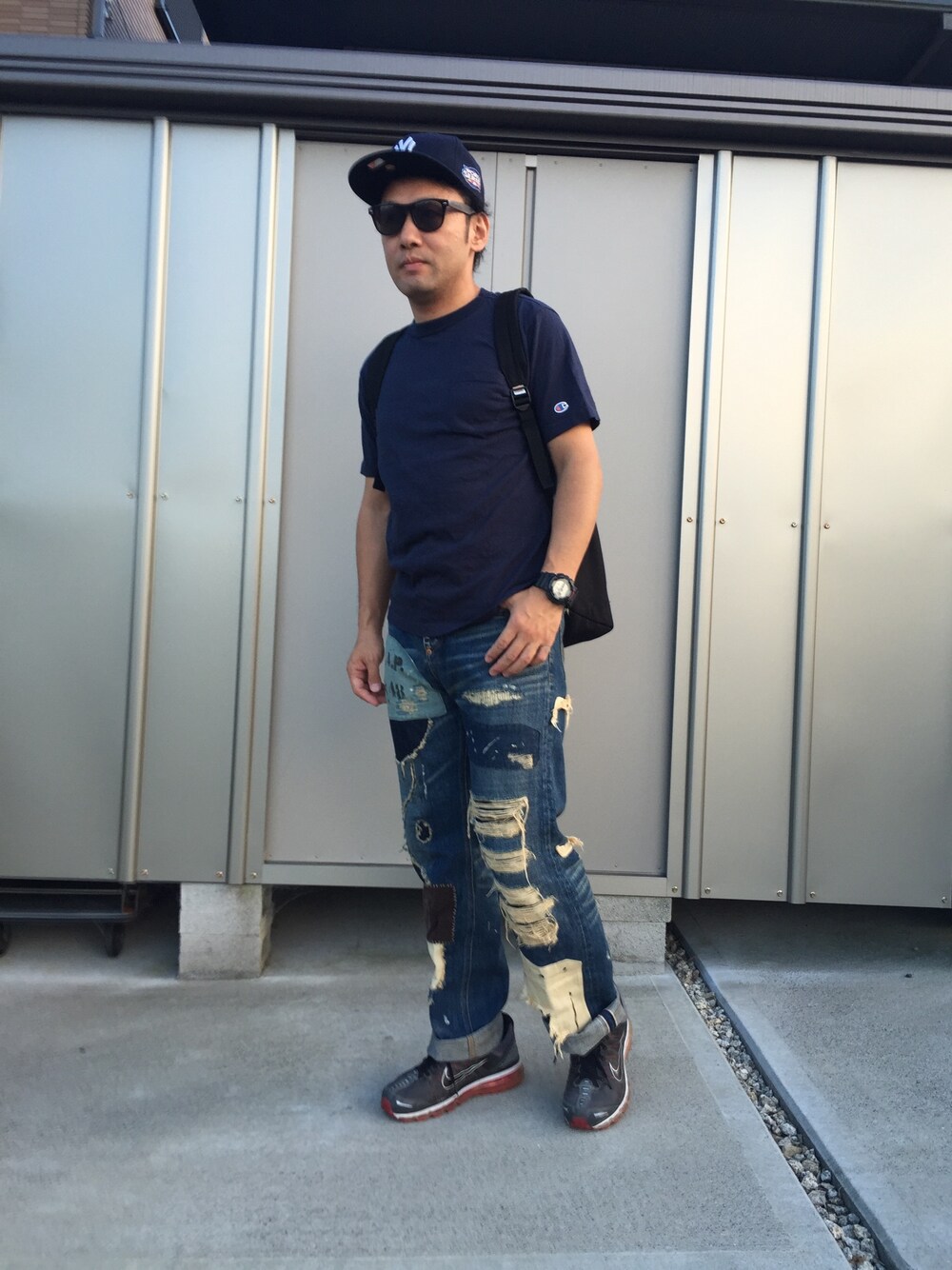 ブルー系のTシャツ/カットソー、ブルー系のデニムパンツ、その他のスニーカーを着用したメンズの夏コーディネートの1枚目の写真