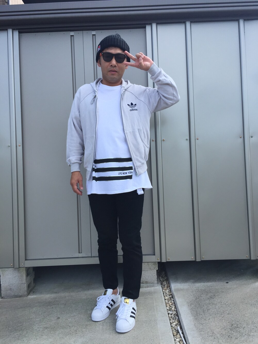 グレー系のパーカー、ホワイト系のTシャツ/カットソー、ブラック系のその他パンツを着用したメンズの秋コーディネートの1枚目の写真