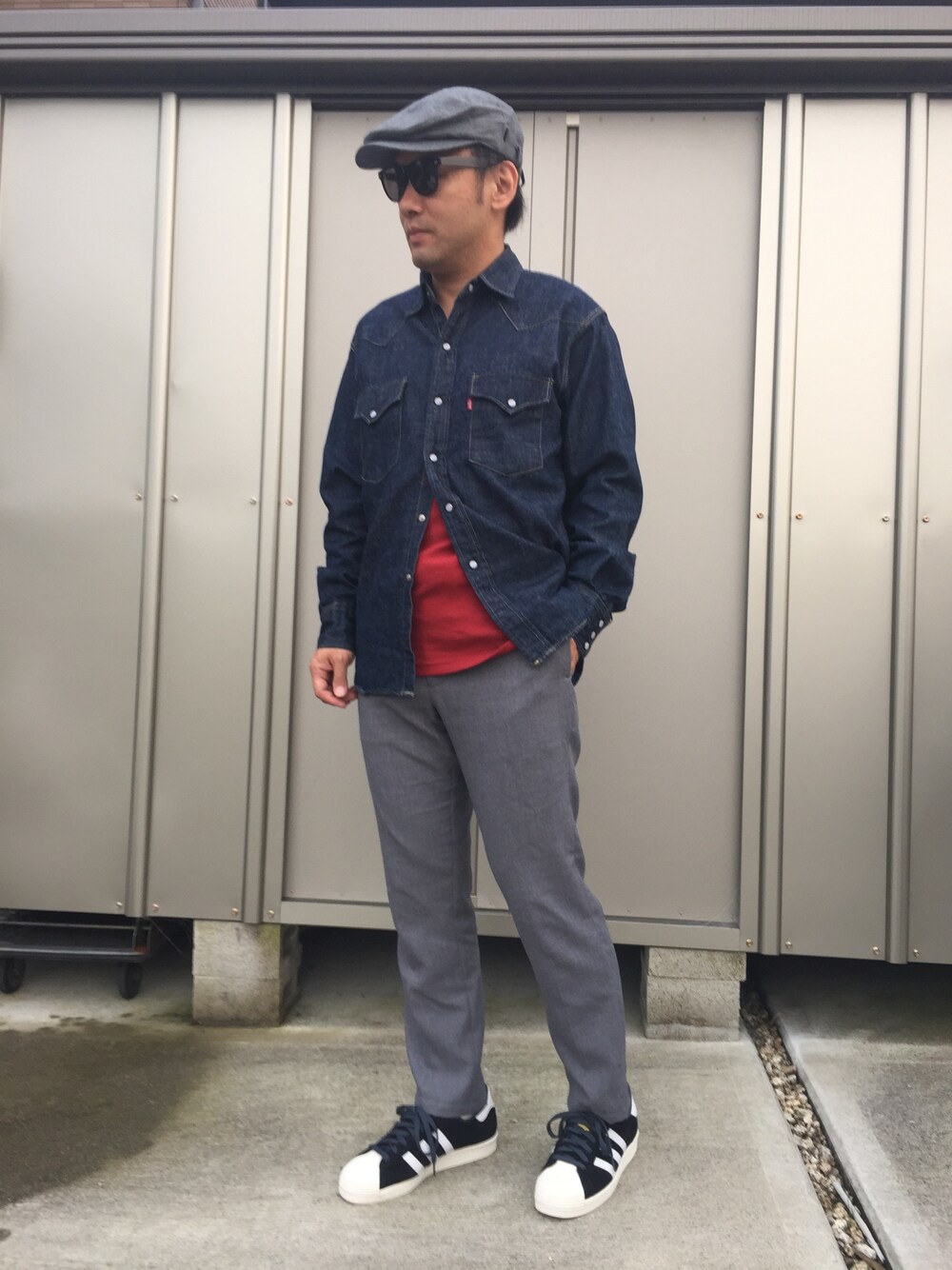 ブルー系のシャツ/ブラウス、レッド系のタンクトップ、グレー系のその他パンツを着用したメンズの秋コーディネートの1枚目の写真