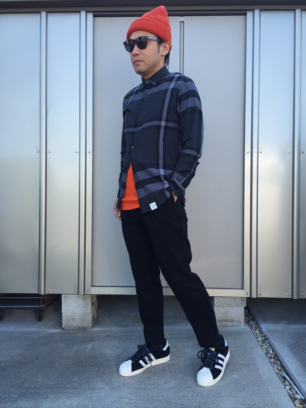 ブラック系のスニーカー、ブラック系のシャツ/ブラウス、ブラック系のその他パンツを着用したメンズの秋コーディネートの1枚目の写真