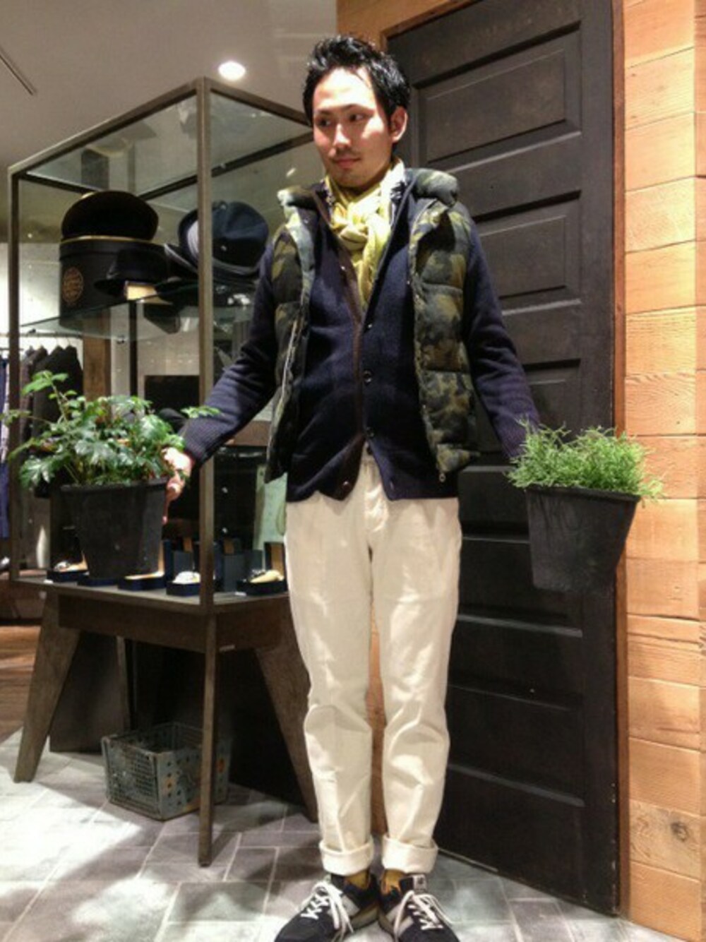 「ABAHOUSEのPTダウンベスト（ダウンベスト、グリーン系）」を使った、ABAHOUSE LASTWORD garden 有楽町マルイ店さん（メンズ・180cm）の秋コーディネートの1枚目の写真