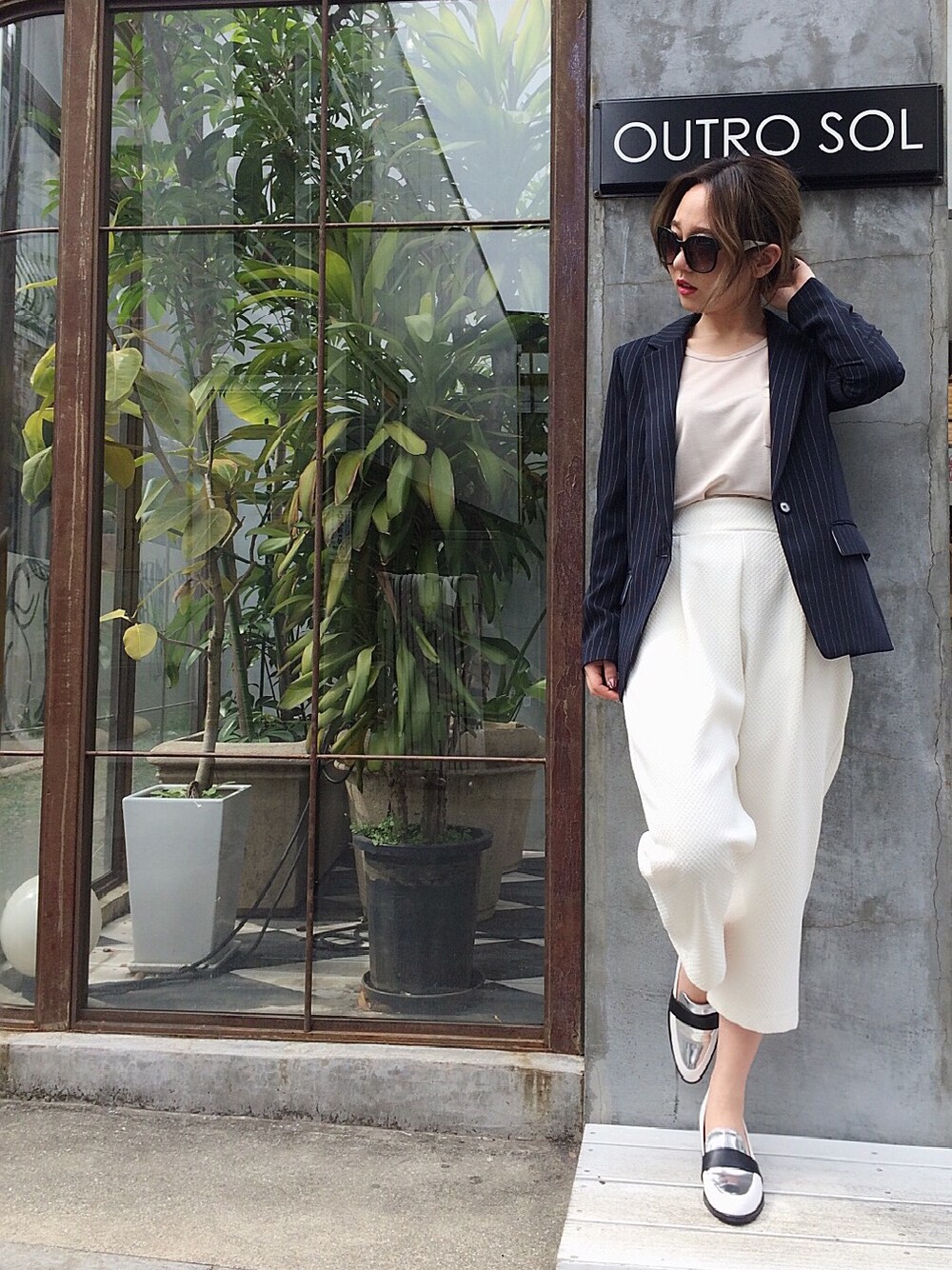 ピンク系のTシャツ/カットソー、ブルー系のテーラードジャケット、ホワイト系のその他パンツを着用したレディースの春コーディネートの1枚目の写真