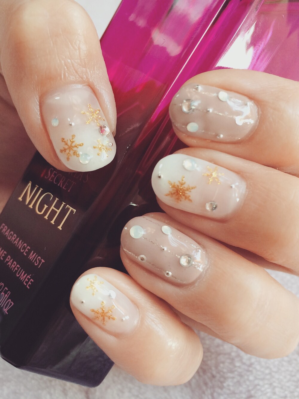 「ネイル、ジェルネイル、ネイルアート、冬ネイル、雪の結晶、結晶、シンプル、nail 、gelnail、nailart」｜「no brandのアイテム（ハンドケア/ハンドクリーム、ベージュ系）」を使った、MANNAさん（レディース・167cm）の冬コーディネートの1枚目の写真