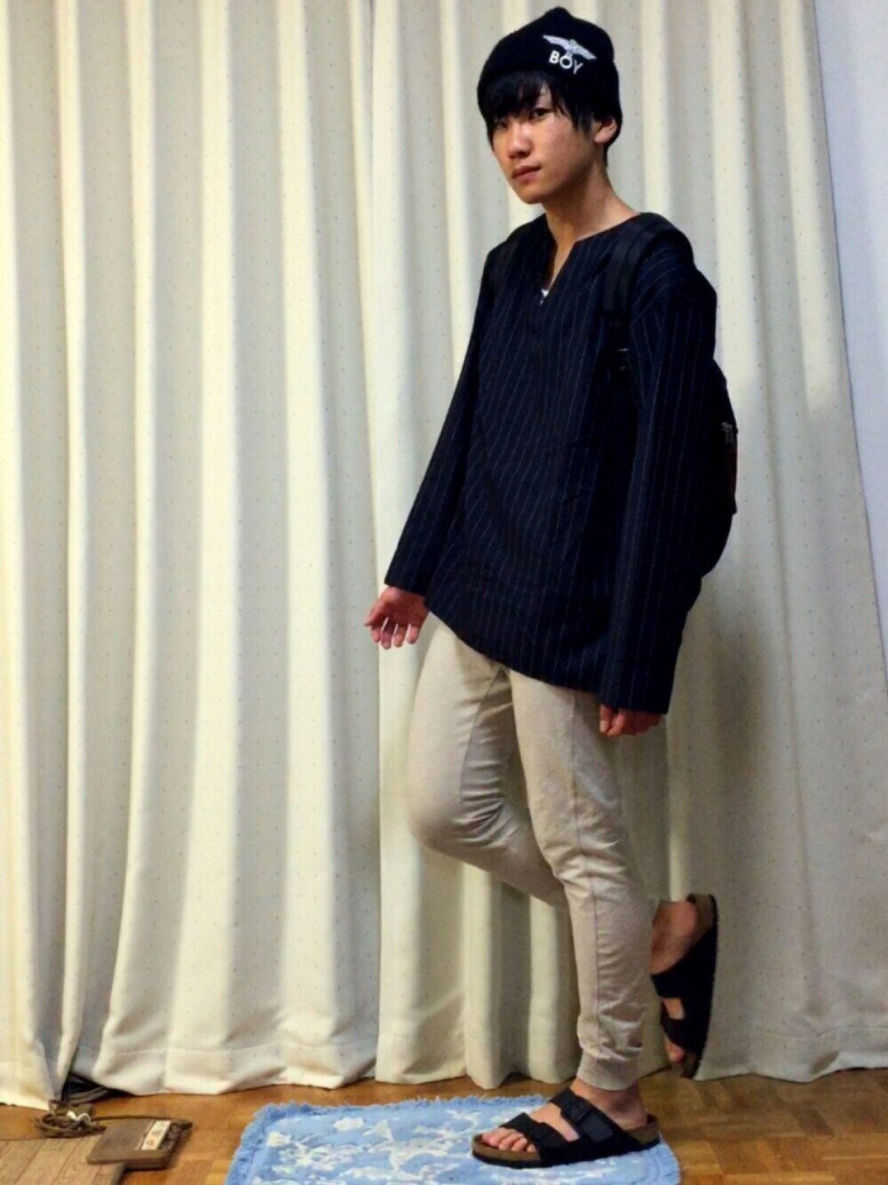 ブラック系のシャツ/ブラウス、ベージュ系のその他パンツ、ブラック系のバックパック/リュックを着用したメンズの秋コーディネートの1枚目の写真