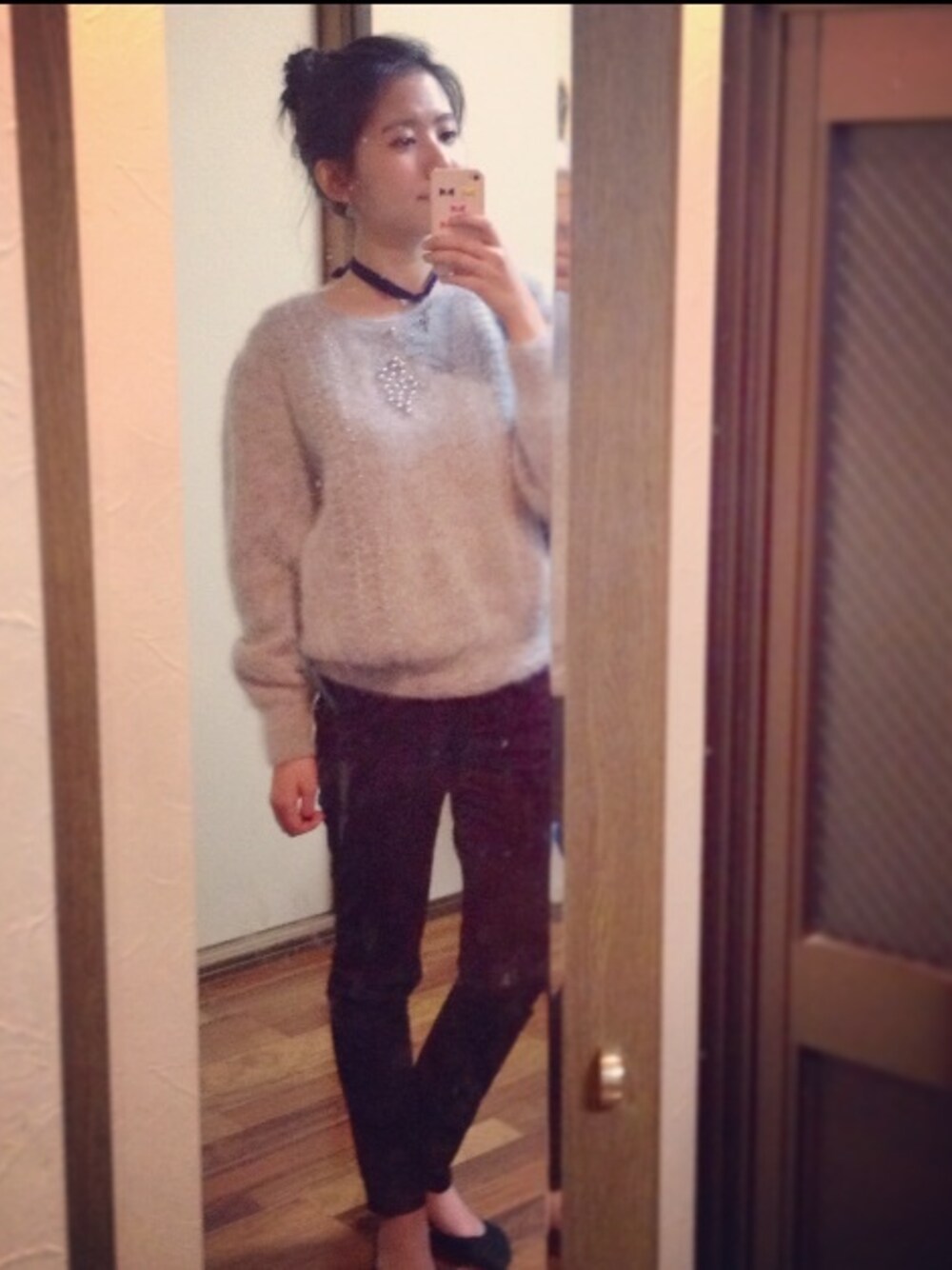 「ローファー、カラーニット、カラースキニーパンツ」｜「ピアス（ピアス（両耳用）、ブルー系）」を使った、YURIさん（レディース・159cm）の冬コーディネートの1枚目の写真