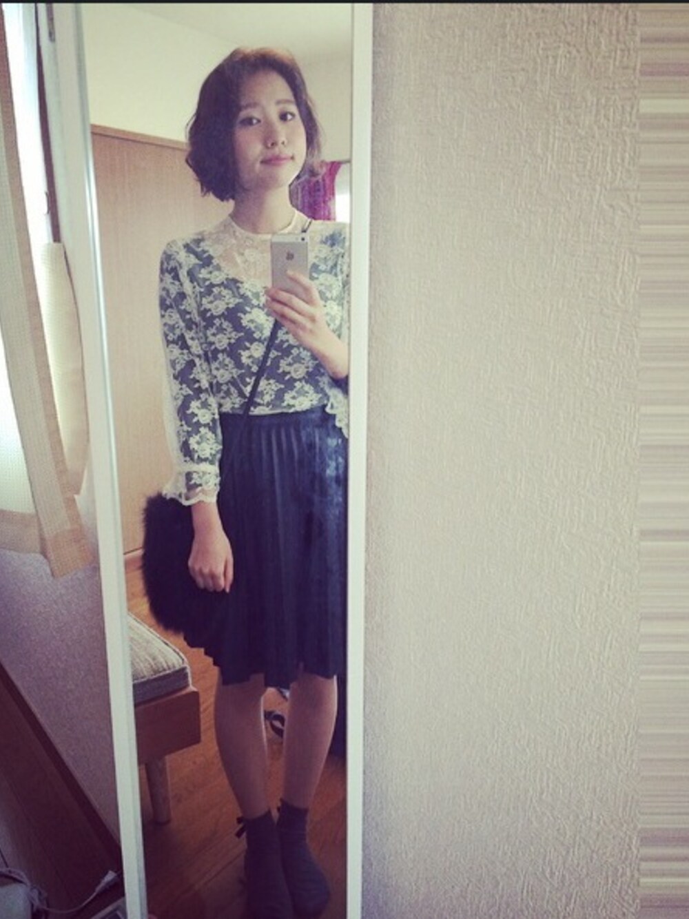 「レーストップス、レザー」｜「usedのアイテム（シャツ/ブラウス、ホワイト系）」を使った、YURIさん（レディース・158cm）の冬コーディネートの1枚目の写真