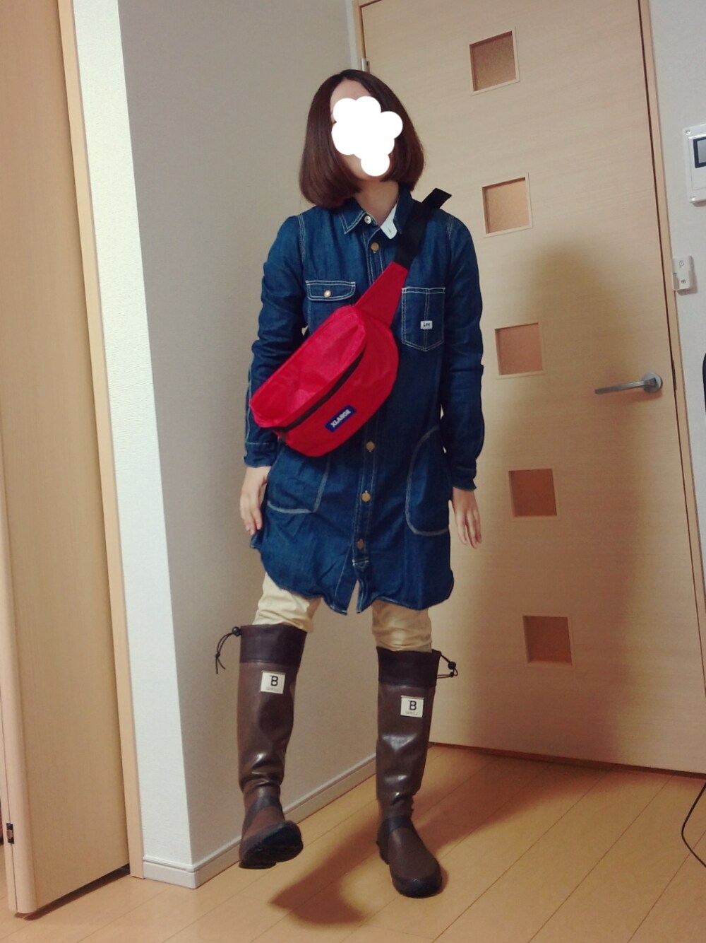 その他のワンピース、レッド系のショルダーバッグを着用したレディースの春コーディネートの1枚目の写真