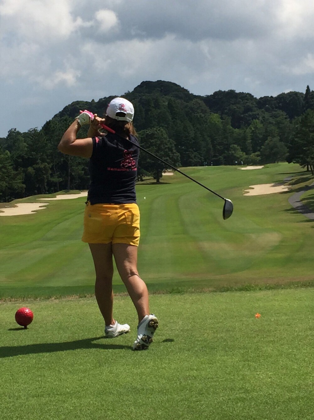 「ゴルフ、GOLF」｜「U25 Samantha Thavasaのアイテム（キャップ、ホワイト系）」を使った、Megmixさん（レディース・153cm）の春コーディネートの1枚目の写真