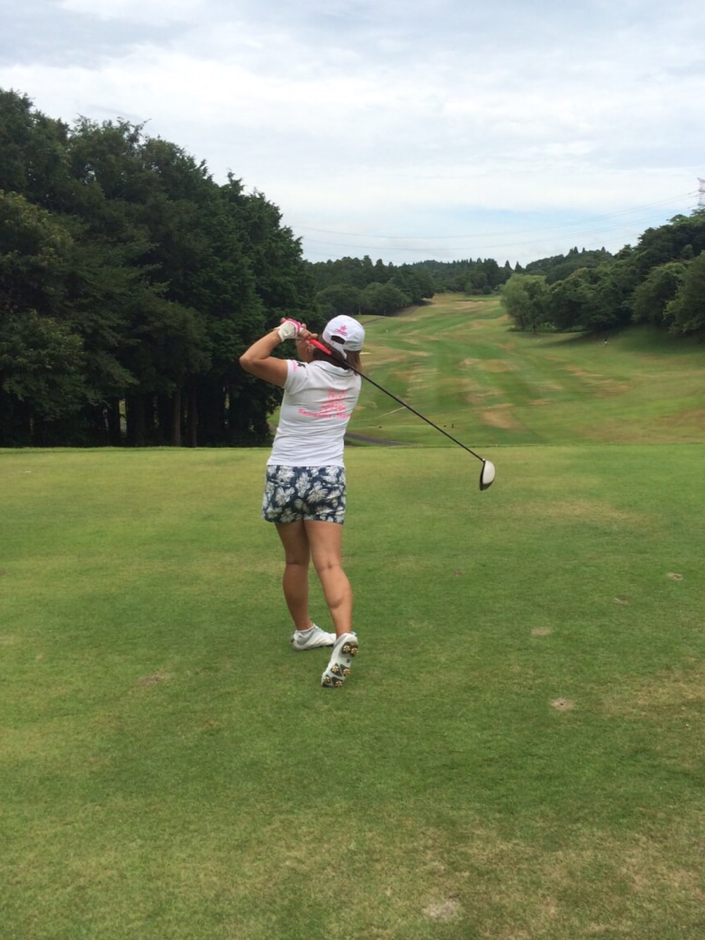 「ゴルフ、ゴルフウェア、GOLF」｜「U25 Samantha Thavasaのアイテム（キャップ、ホワイト系）」を使った、Megmixさん（レディース・153cm）の春コーディネートの1枚目の写真