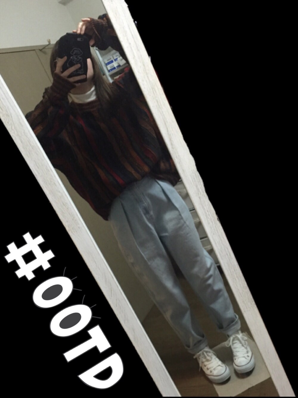 ホワイト系のトップス、ホワイト系のスニーカー、ブルー系のパンツを着用したレディースの冬コーディネートの1枚目の写真