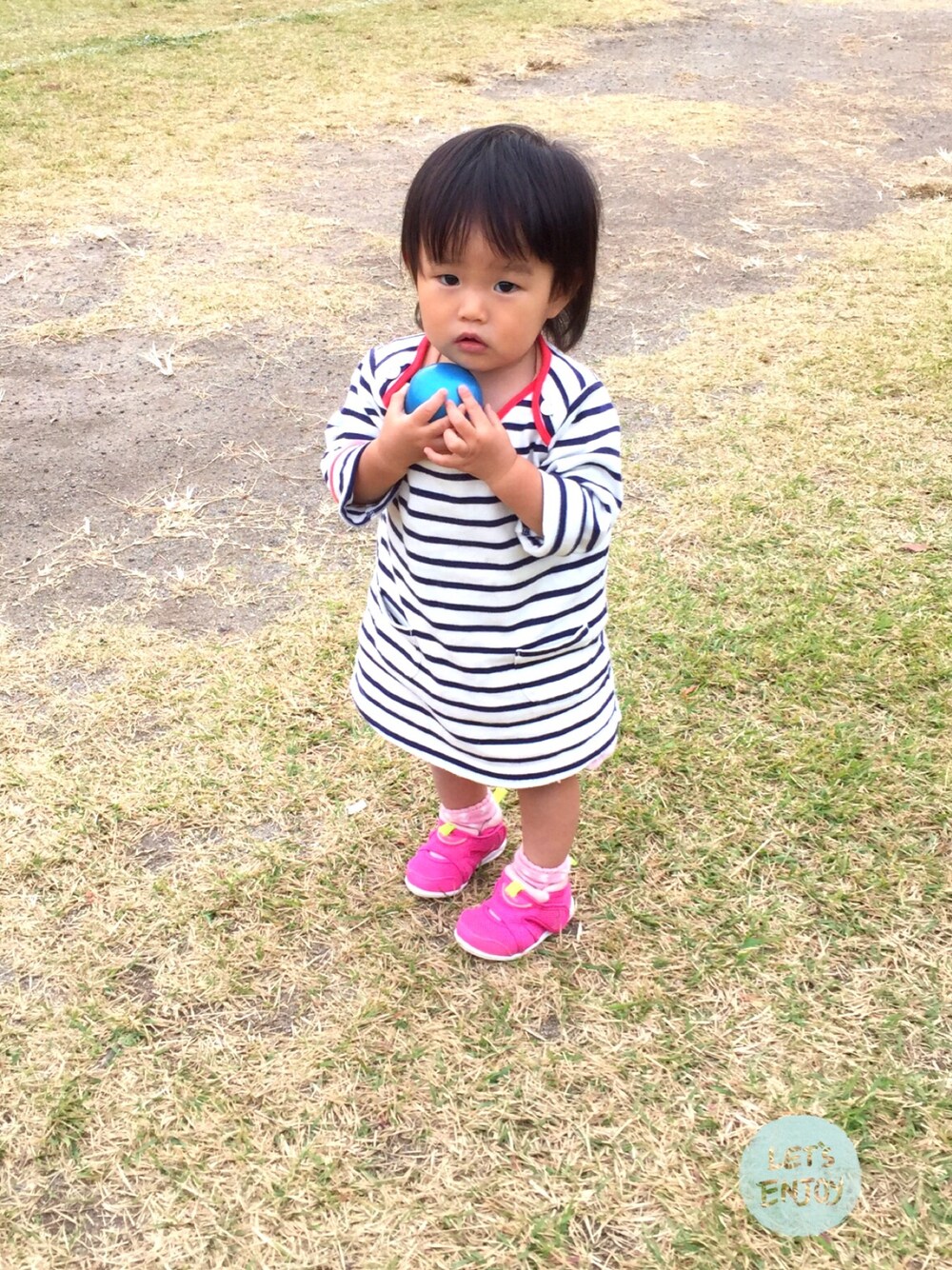 「公園、ボーダー、ワンピース」｜「UNIQLOのパパチャリ（ワンピース、その他）」を使った、まこぴ♪さん（キッズ・60cm）の秋コーディネートの1枚目の写真