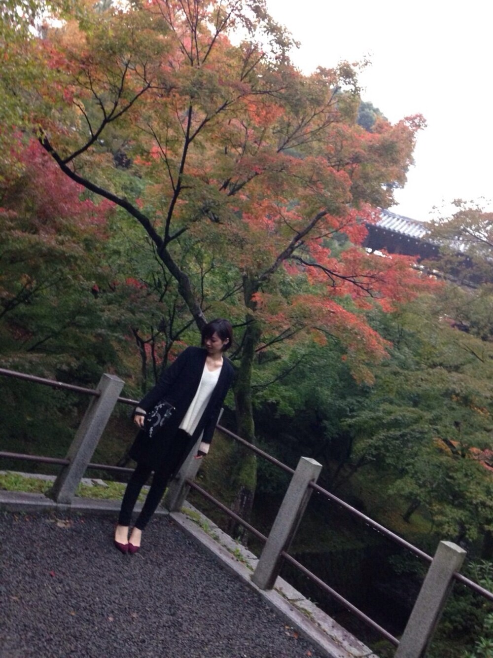 「京都、紅葉、HYKE、チェスターコート、mame、すずらん、クラッチバッグ」｜「mameのアイテム（ニット/セーター、ホワイト系）」を使った、みさきさん（レディース・168cm）の秋コーディネートの1枚目の写真