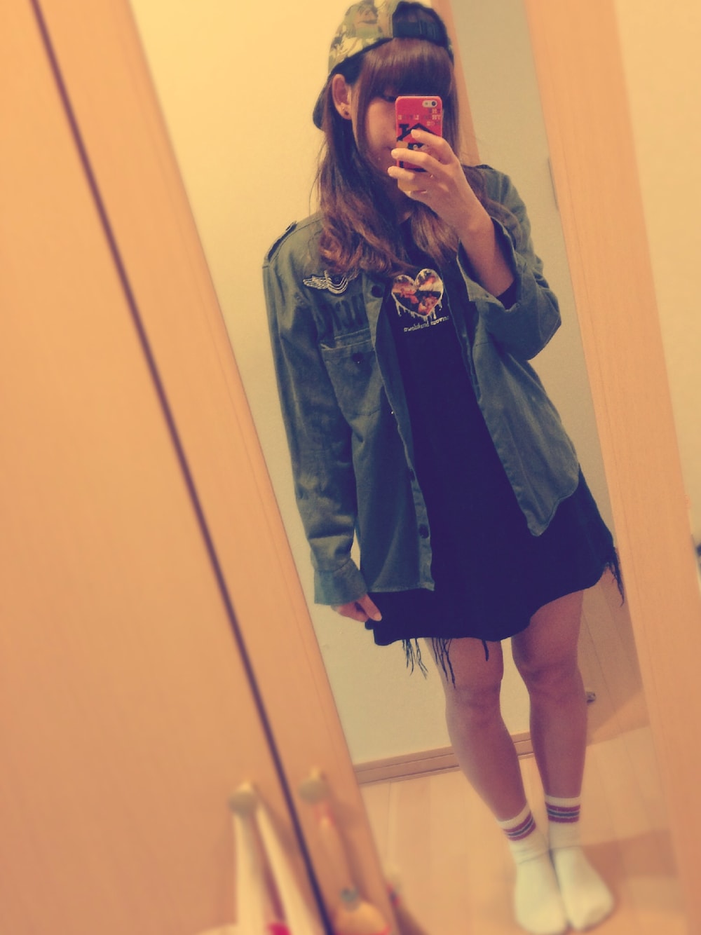 ブラック系のワンピース、グリーン系のシャツ/ブラウス、グリーン系のキャップを着用したレディースの秋コーディネートの1枚目の写真