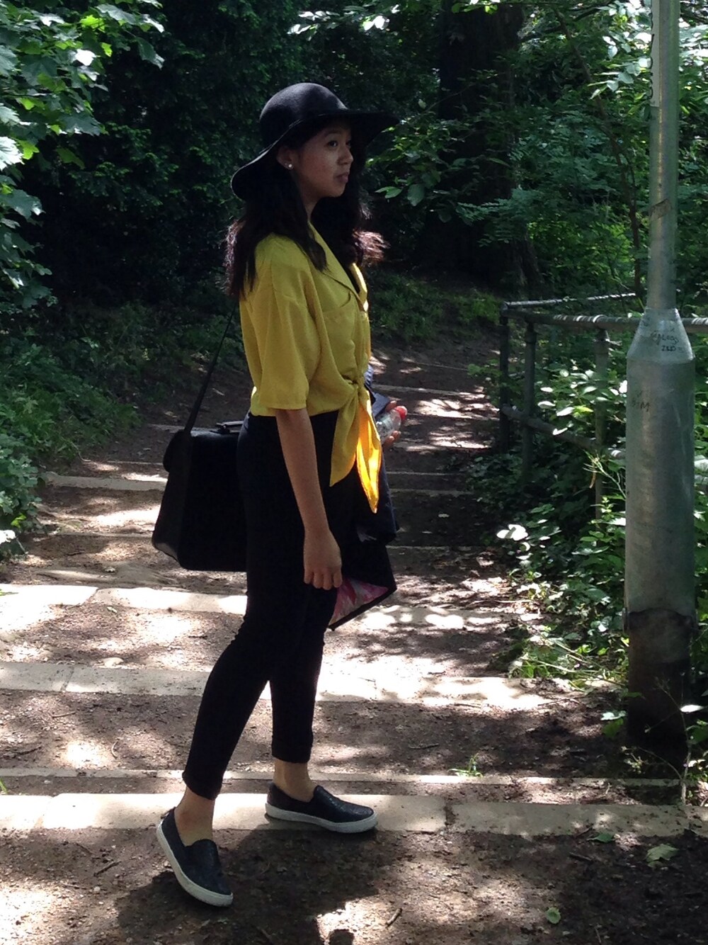 「vintage item、vintage style、black、UK、HAT DAY、natural」｜「VINTAGEのアイテム（シャツ/ブラウス、イエロー系）」を使った、Paliさん（レディース・164cm）の秋コーディネートの1枚目の写真