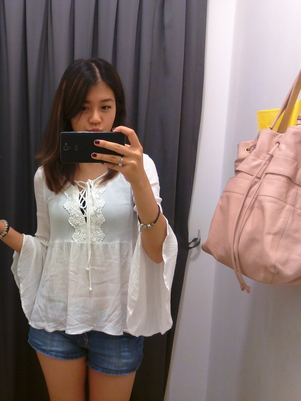 「shorts , blouse、Bangkok、Thailand、blogger、shopping」｜「Paul Smithのアイテム（トートバッグ、ピンク系）」を使った、Paliさん（レディース・164cm）の秋コーディネートの1枚目の写真